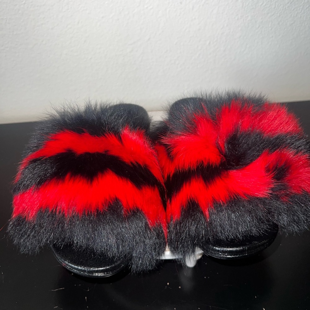 Furrtōe Vacation‎ Resort Festival Cruise Red & Black Faux Fur Slide Sandals Sz 8